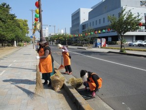 みどりの日 丸亀市民広場清掃活動
